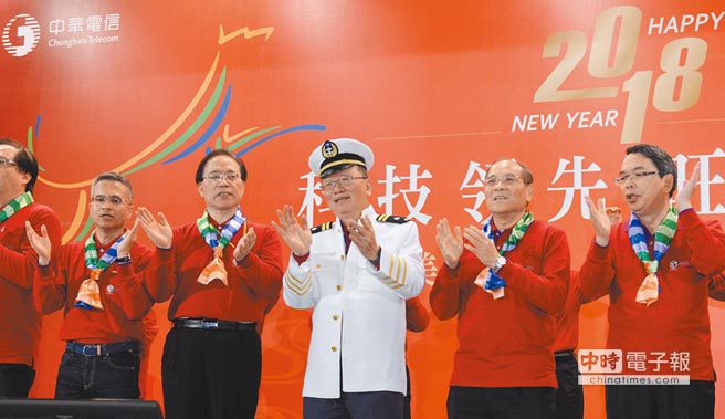 中华电信举办年终尾牙，董事长郑优（中）身穿白色海军制服与一级主管高歌「快乐的出帆」，左为总经理谢继茂。图／王德为
