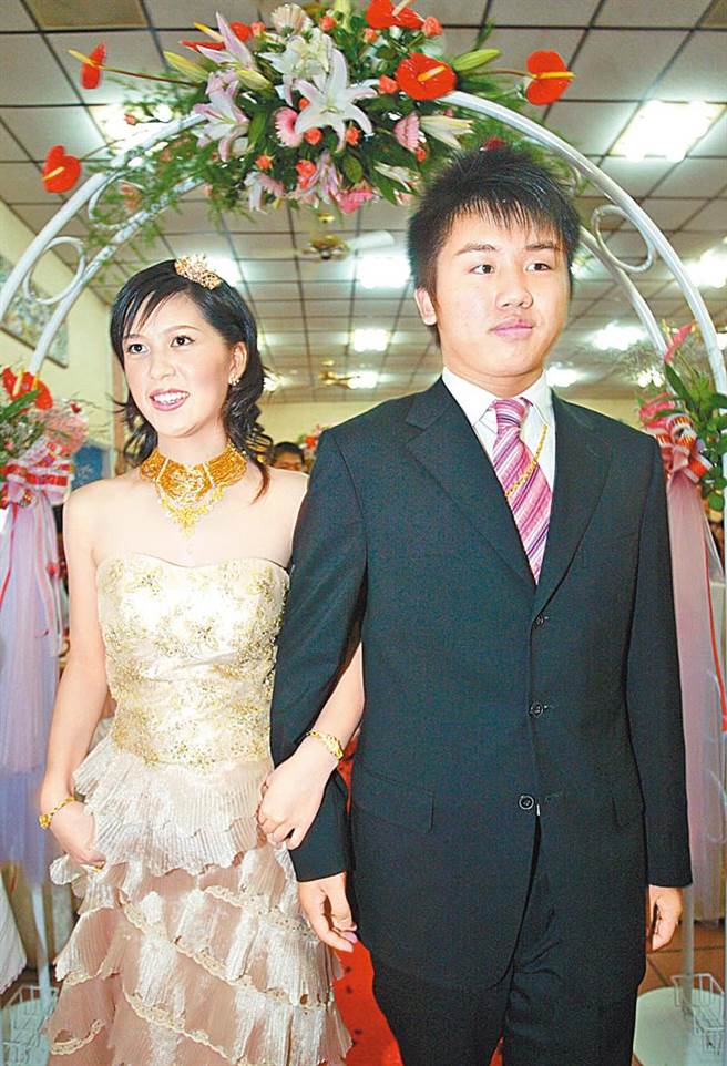 老么顏嘉儀(右)與蘇毓涵(左)2006年結婚，兩人當時僅17歲，被媒體大肆報導。(中時資料照)