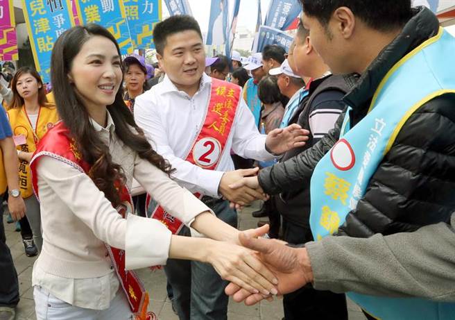 陳麗凌(左起)2015年底陪夫婿顏寬恒前往立委候選人抽籤會場。(中時資料照)