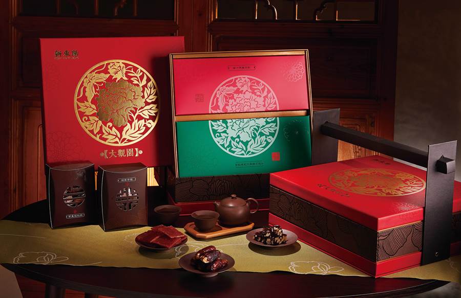 新年限定款「吉慶大觀園」禮盒，復古風包裝懷舊感十足，售價1380元／盒。（圖片提供／新東陽）