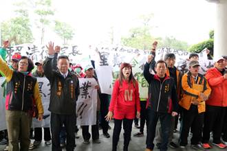 台南市議會第11次臨時會開會 大批鄰里長議會前抗議
