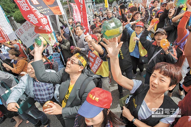 《美麗島電子報》最新民調顯示，對民進黨有好感民眾僅30.3％，是民進黨執政後首次出現好感度低於國民黨。圖為去年勞動團體「秋鬥」，向總統府丟擲小英撲滿與抗議標語，表達對政府的憤怒。（本報資料照片）