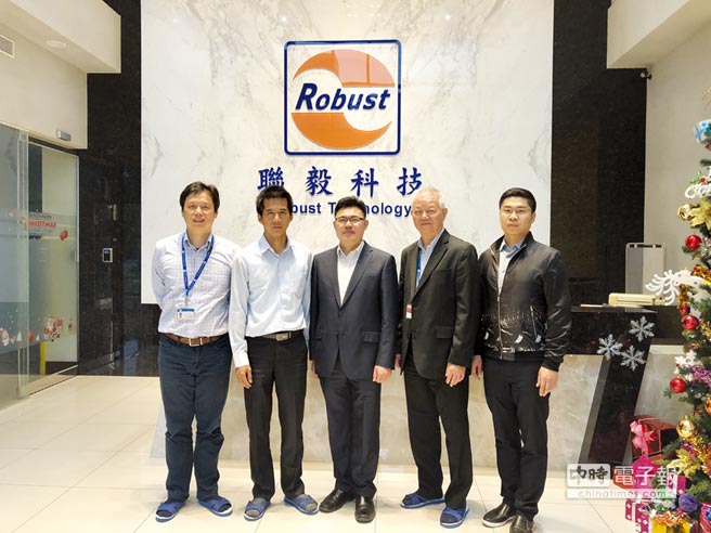 聯毅科技總經理林仲章（左二）、副總經理杜興邦（右二）與新松機器人總經理王金濤（中）等人，於公司前留影。圖／聯毅提供
