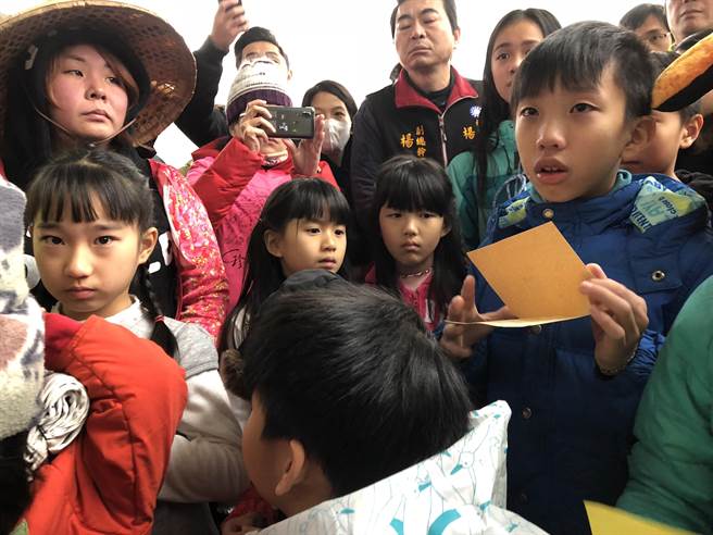 學童拿著信要給市長鄭文燦卻被阻擋，激動落淚。(蔡依珍攝)