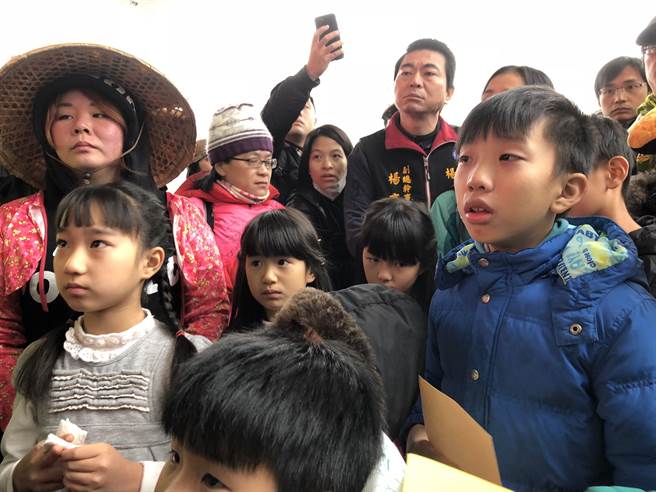 學童拿著信要給市長鄭文燦卻被阻擋，激動落淚。(蔡依珍攝)
