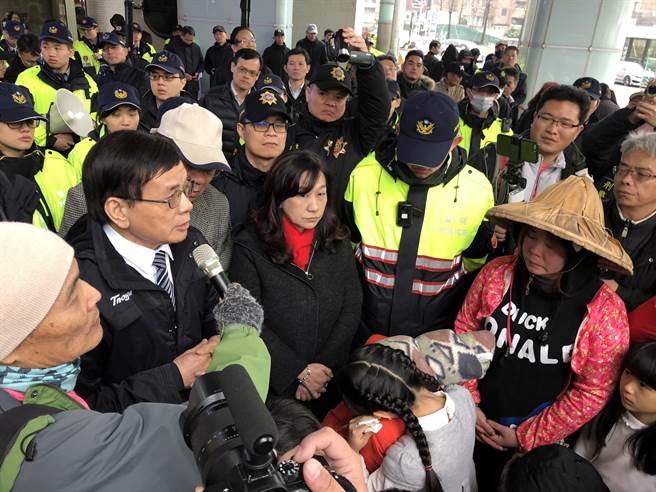 市長辦公室主任陳坤榮現身，學童互相抱頭痛哭。(蔡依珍攝)