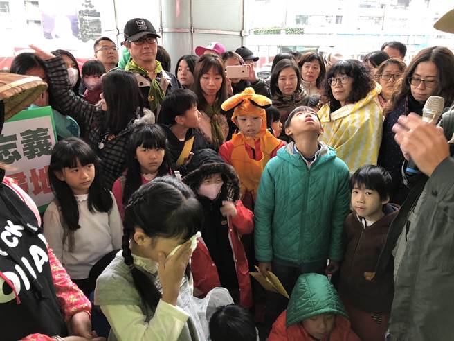 學童拿著信要給市長鄭文燦卻被阻擋，激動落淚。(蔡依珍攝)