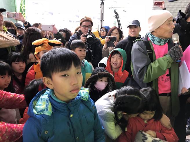 學童拿著信要給市長鄭文燦卻被阻擋，激動落淚。(蔡依珍攝)