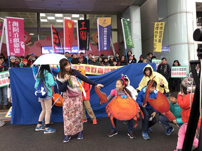 學童巧扮海底生物演出行動劇，表達棲息地被剷平、無家可歸的無奈。(蔡依珍攝)