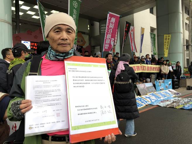 搶救大潭藻礁行動聯盟召集人潘忠政出示市長鄭文燦簽署的承諾。(蔡依珍攝)