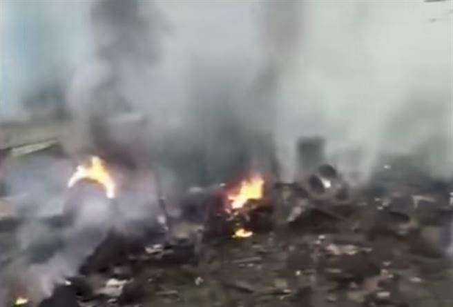 中国空军1月29日证实，一架军机在贵州绥阳县郑场镇进行飞行训练时失事坠毁，图为现场画面。（YouTube截图）