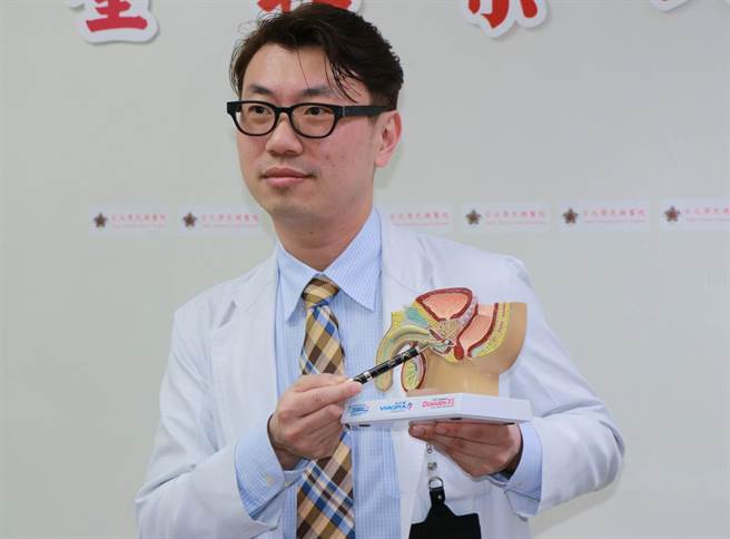 北荣妇幼泌尿科医师林志杰讲解口腔黏膜重建泌尿道手术。（北荣提供）