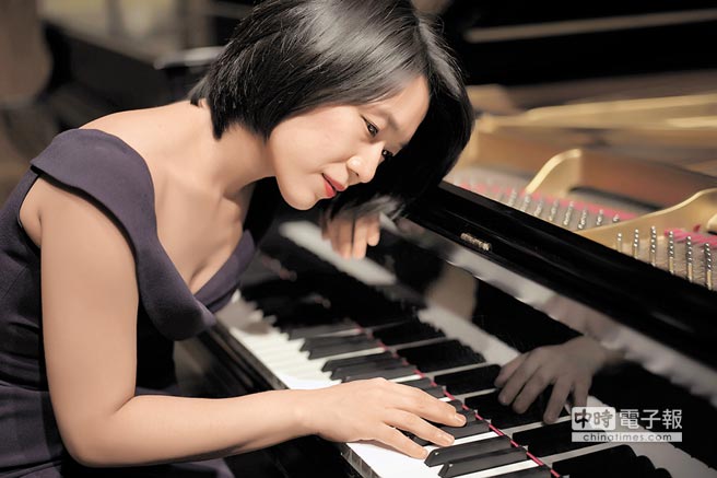 钢琴家胡瀞云用热情爱音乐。（胡瀞云提供）