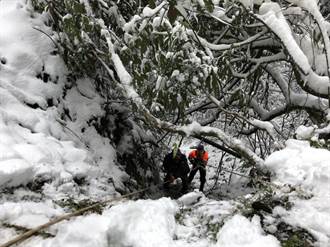 賞雪要小心！男子拉拉山跌落駁崁滑行10米