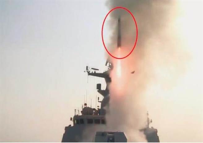 中国海军舟山舰疑似试射红旗-26海基反导飞弹。（网路）