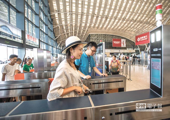 大陸旅客現在可通過「刷臉」自助驗證通道驗票進站。（新華社資料照片）