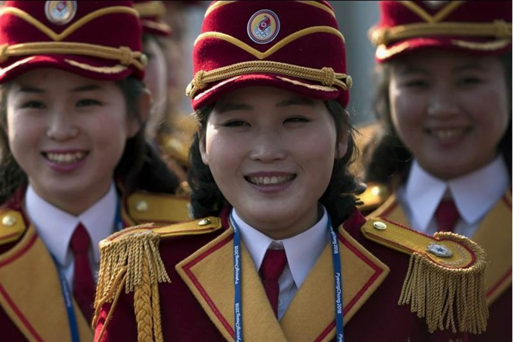 北韓三池淵管弦樂團團員在2018年平昌冬奧的歡迎儀式中演出。(圖/美聯社)