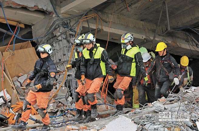 云门翠堤大楼严重倾斜，搜救队员在瓦砾堆中搜寻生还者。（张铠乙摄）