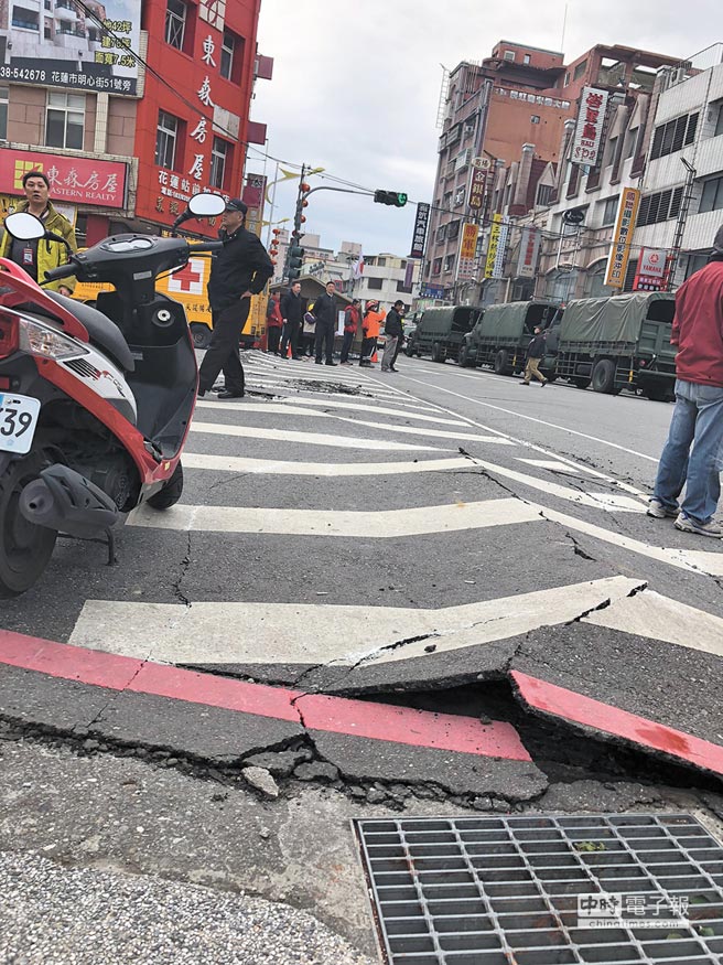 花蓮強震後的街頭受損道路。（中新社）