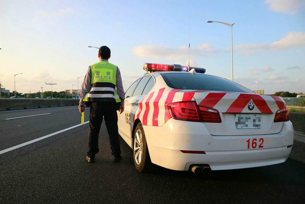 保時捷海放bmw警車五位數罰鍰有種飆沒種繳 生活 中時新聞網