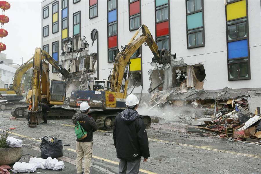 在花蓮大地震中遭重創的統帥大飯店，9日開始進行拆除作業。(張鎧乙攝)