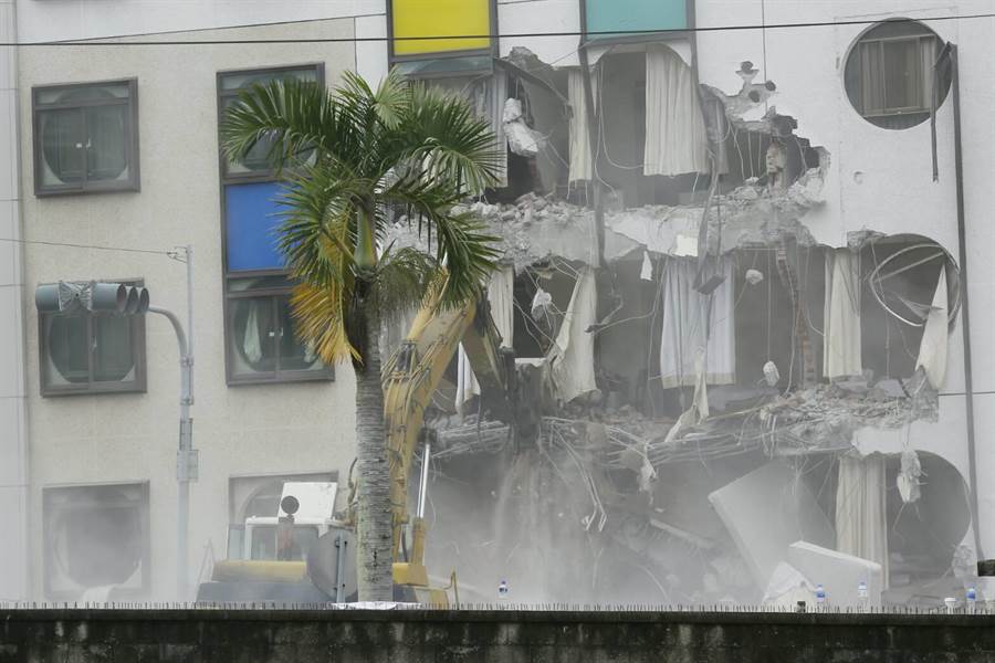 在花蓮大地震中遭重創的統帥大飯店，9日開始進行拆除作業。(張鎧乙攝)