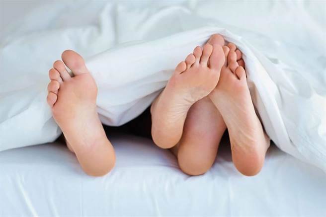 媳婦不願守活寡想離婚，公公竟跳出來：「我來擔」，由媳婦與婆婆輪流侍寢。（示意圖 達志影像/shutterstock提供）