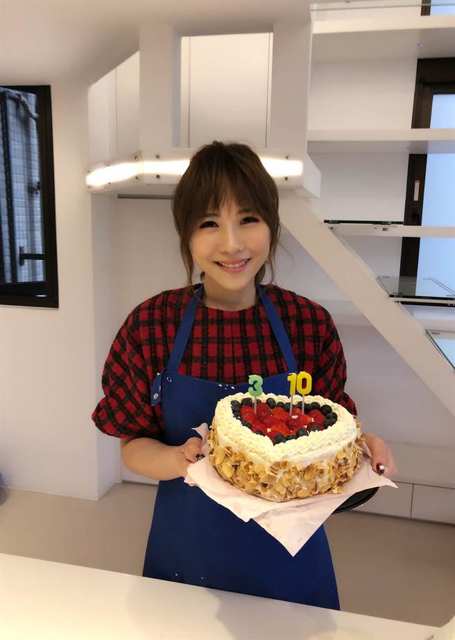 吳申梅做蛋糕。(好莉嗨提供)