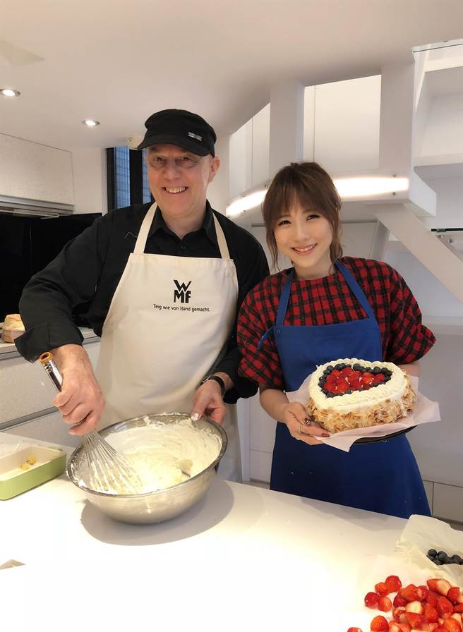 吳申梅和德國帥烘焙師傅學做蛋糕。(好莉嗨提供)