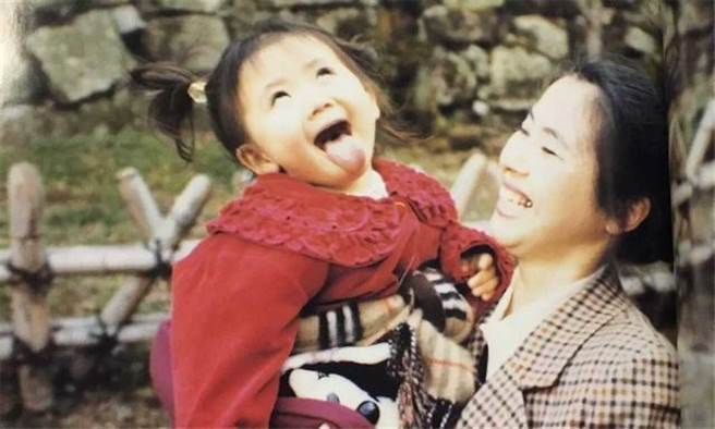 福原愛（左）小時候在媽媽懷中做鬼臉的照片，讓粉絲直呼卡哇伊。（福原愛臉書翻攝）