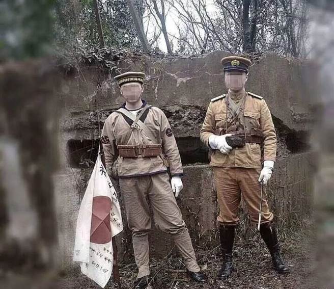 两名男子着侵华日军服装在抗战遗址摆拍，照片流出后遭到大陆网民同声谴责。（图／南京大屠杀遇难同胞纪念馆官方微博）