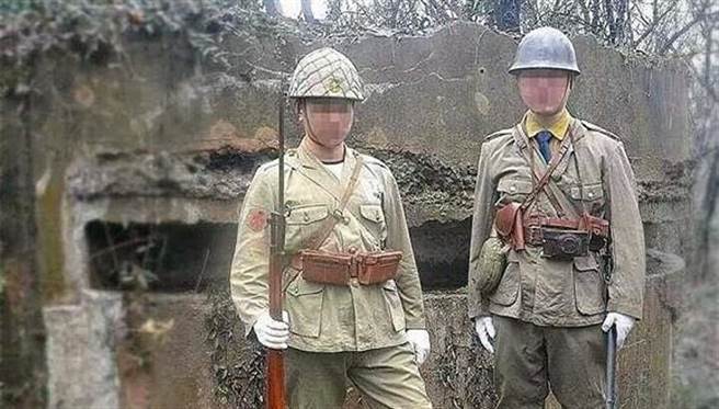 这两名男子据称与先前在四行仓库着日军服装摆拍的是同一批人，他们在淘宝上贩卖相关产品。（图／南京大屠杀遇难同胞纪念馆官方微博)