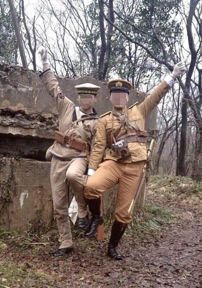 扮侵华日军的男子拍照时还摆出许多搞笑动作。（图／南京大屠杀遇难同胞纪念馆官方微博）