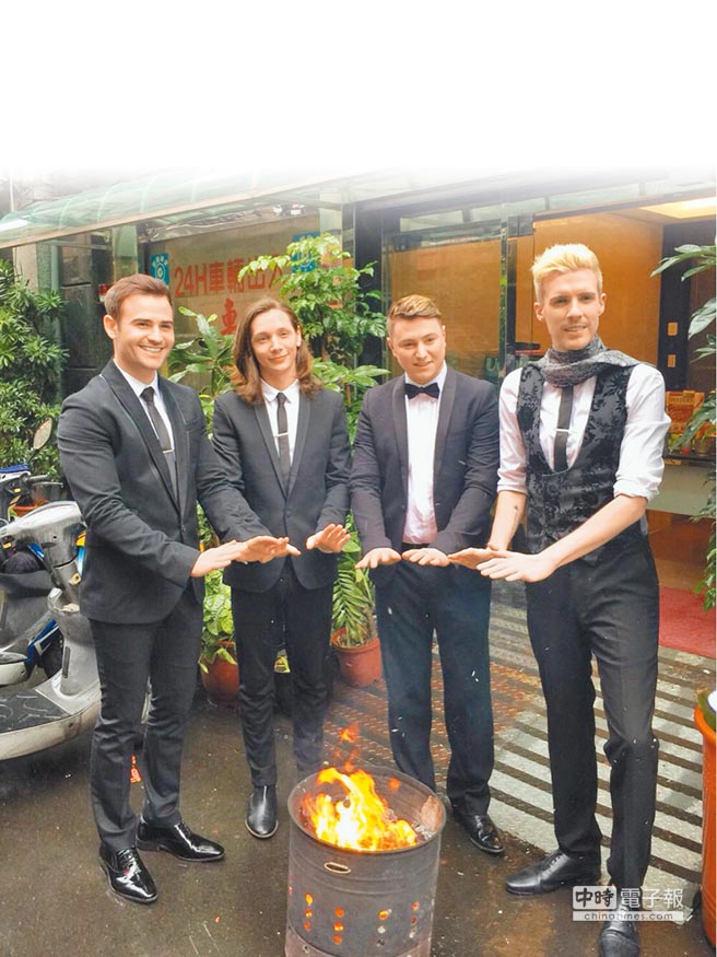 麥可（左起）、湯瑪斯、麥特和傑米邊燒紙錢邊取暖。