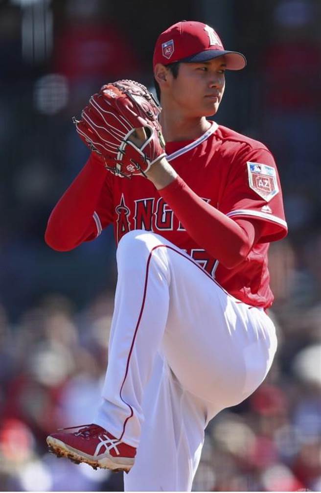 大谷翔平初登板，不少媒體跟觀眾湧進現場觀戰。(美聯社)