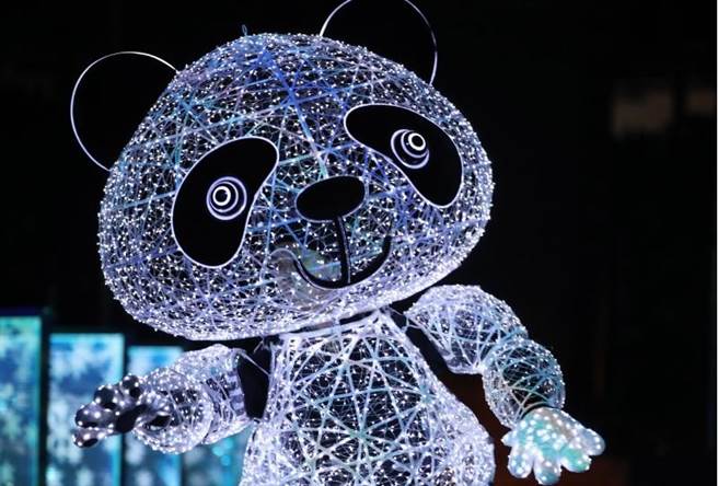 熊貓隊長率領表演者在「北京八分鐘」閉幕表演中賣力演出。(圖/新華社)