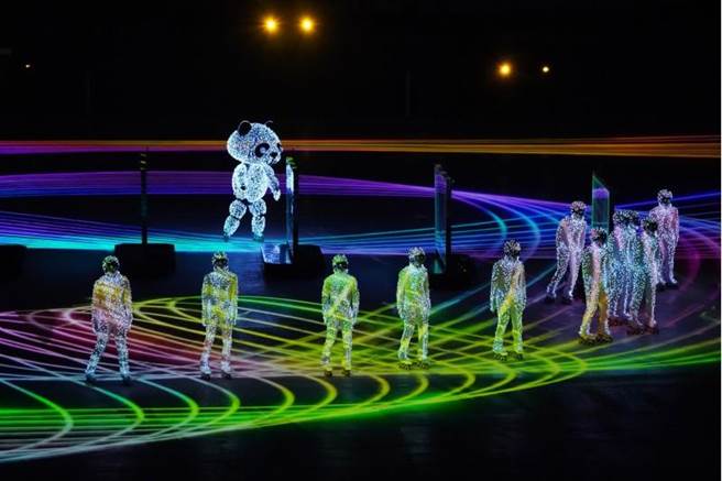 熊貓隊長率領表演者在「北京八分鐘」閉幕表演中賣力演出。(圖/新華社)