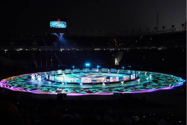 「北京八分鐘」閉幕表演具有科技感，相當酷炫。(圖/新華社)