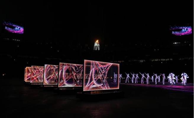 「北京八分鐘」閉幕表演具有科技感，相當酷炫。(圖/新華社)