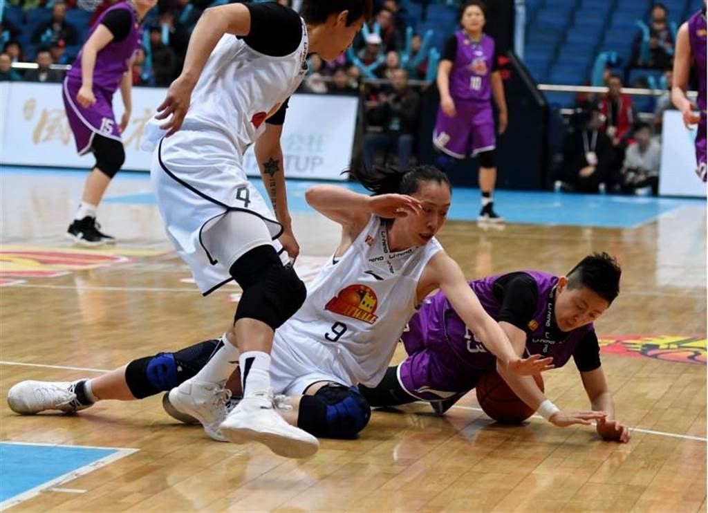 WCBA上海女籃彭詩晴(右)比賽中地板爭球。(新華社)