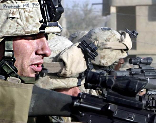 美國海軍陸戰隊成員在伊拉克作戰的資料畫面，攝於2005年。(圖/美聯社)