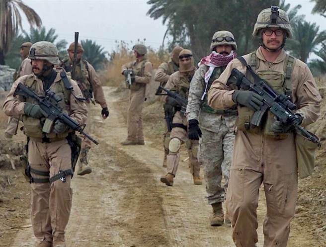 美國海軍陸戰隊成員在伊拉克作戰的資料畫面，攝於2005年。(圖/美聯社)