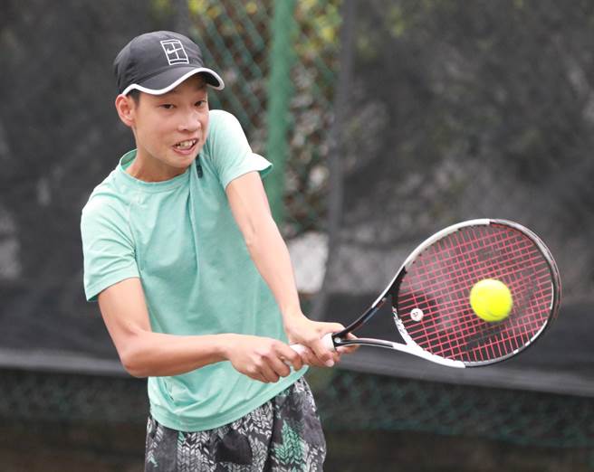 第4屆圓山聯誼會青少年菁英網球邀請賽，林南勳以8比2、8比3擊敗台南後甲國中的謝宇瀚、周文毅，贏得冠軍及獎金3萬元。（圓山友潛會提供）