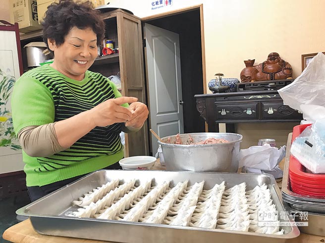 「大娘水餃」老闆娘王玲每天都在店裡忙著包餃子。（郭韋綺）