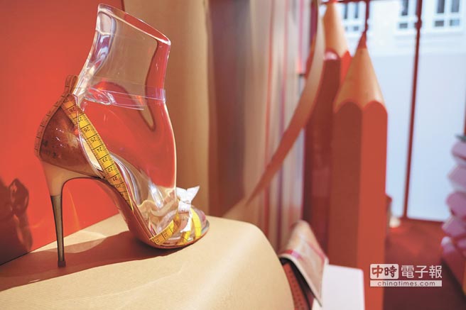 全新登場的「Loubi In Progess」系列搬出前衛概念，皮尺、手撕紙袋等材質加上未經皮革包覆的裸露鞋跟，均展現出品牌的大膽創意。（陳張眾攝）