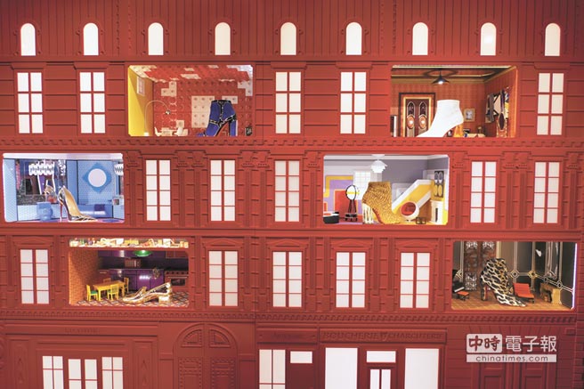 Christian Louboutin 2018秋冬發表室內，品牌為呈現以室內裝潢為靈感的「幾何設計」系列，特為作品打造了一棟紅色公寓。（陳張眾攝）