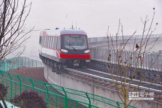 西南交大研發全球首個真空管道超高速磁浮列車環形實驗線平台。圖為大陸中低速磁浮鐵路。（新華社資料照片）
