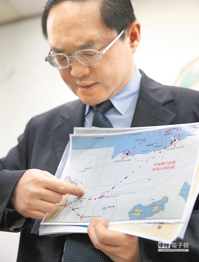漁業署副署長林國平拿出航線圖說明。（王英豪攝）