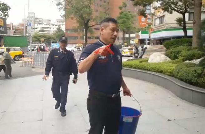 中華統一促進黨霸先黨部主委陳清峰，不滿日方以水砲驅逐我國海釣船，到日本台灣交流協會朝石碑潑灑紅漆抗議。（截自youtube畫面）