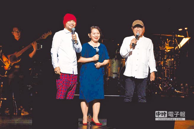 黃明志（左起）日前在新加坡演唱會上與媽媽及爸爸合唱。